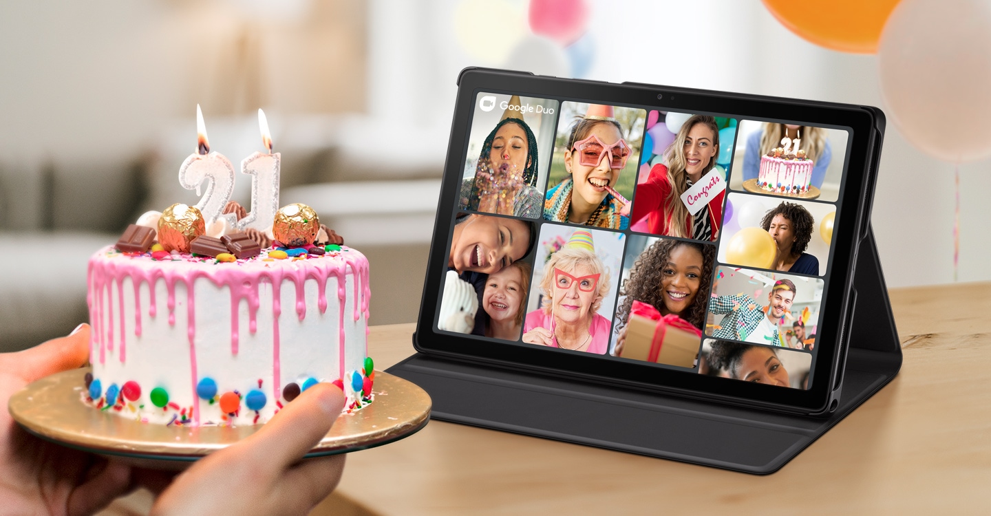 Několik lidí slaví narozeniny společně s videokonferencí prostřednictvím aplikace Google Duo na kartě Galaxy Tab A7.
