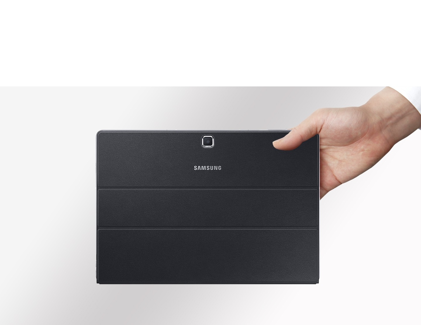 Galaxy TabPro S bianco tenuto da una mano di donna, nero dalla mano di un uomo