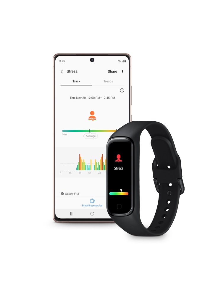 Eine schwarze Galaxy Fit2 wird von vorne gezeigt. Auf der linken Seite ist ein Smartphone zu sehen, das die Samsung Health App auf dem Display zeigt.