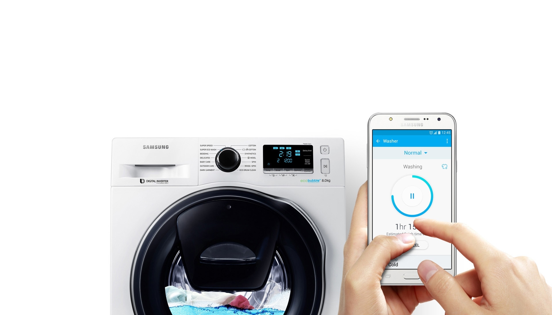 Immagine che mostra l'utente mentre arresta la lavatrice WW6500 a metà del ciclo di lavaggio utilizzando la funzione SMART CONTROL dallo smartphone.