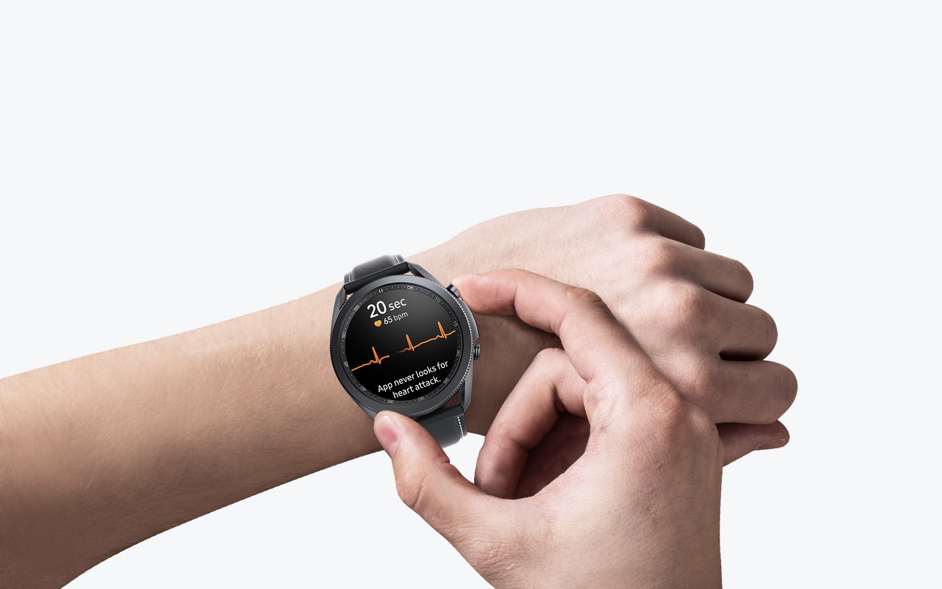 Una imagen de un brazo llevando el Galaxy Watch3 45mm de color Mystic Black. Una mano presiona un botón en un lado del reloj para medir el electrocardiograma, con la interfaz de usuario vista en la esfera del reloj.