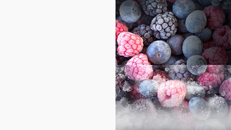 Visuel illustrant des fruits rouges, avec une partie, à gauche, congelé, et de l'autre, à droite, congelé de manière forte, ce qui crée une couche de glace.