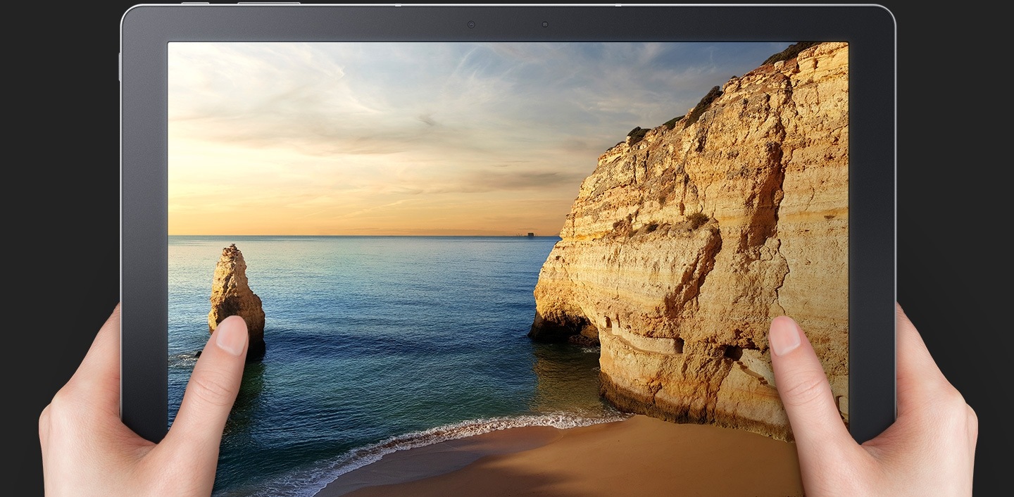 Galaxy TabPro S viene tenuto sollevato con due mani