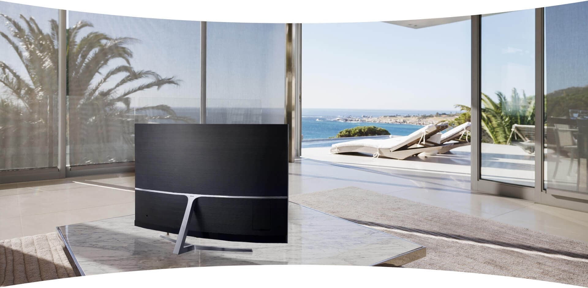 Un téléviseur Samsung est installé au milieu d’un salon et représente un élément du décor élégant.