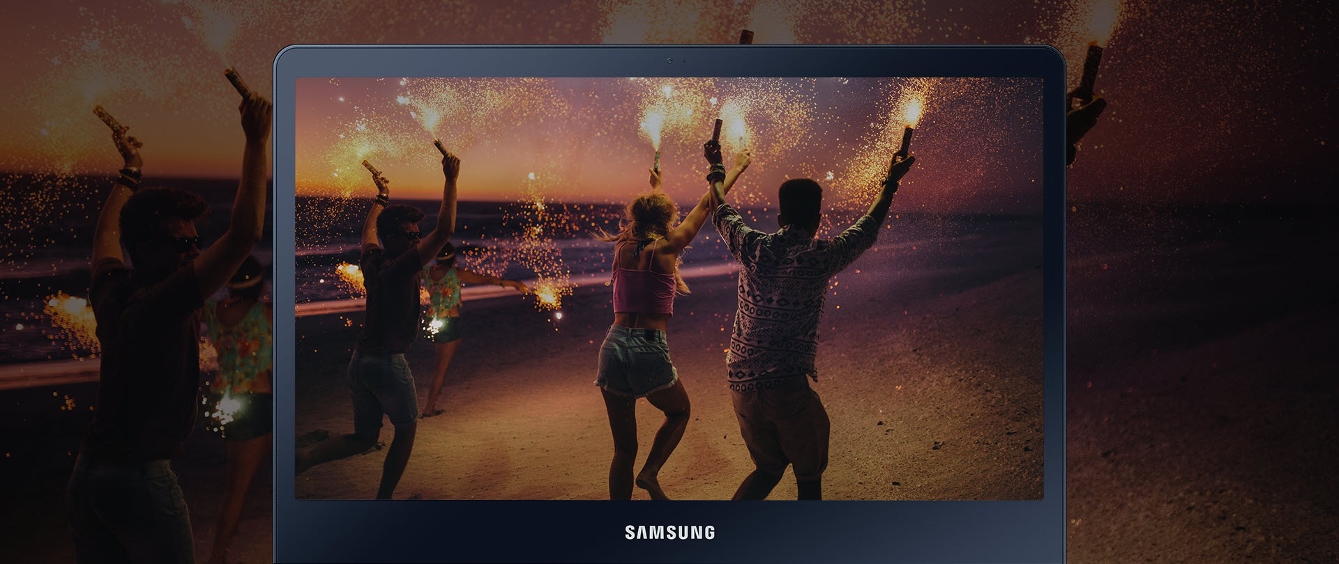 An image showing a user viewing people running on a beach at night on a Samsung Notebook 9 pro, with the Real Time HDR function off.