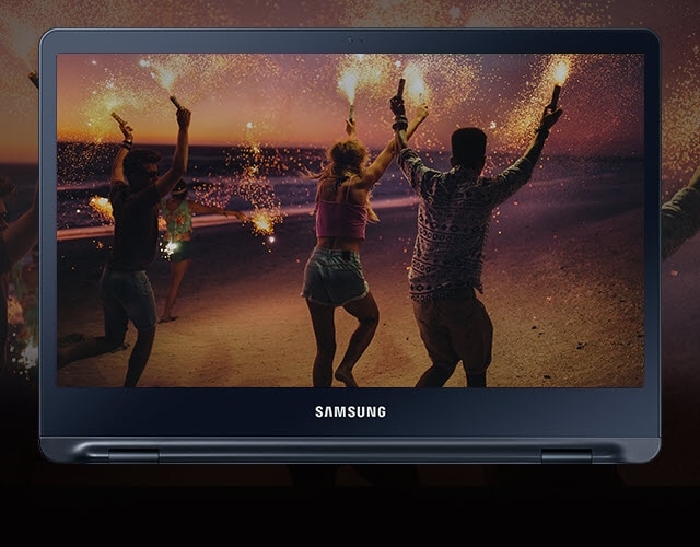 An image showing a user viewing people running on a beach at night on a Samsung Notebook 9 pro, with the Real Time HDR function off.