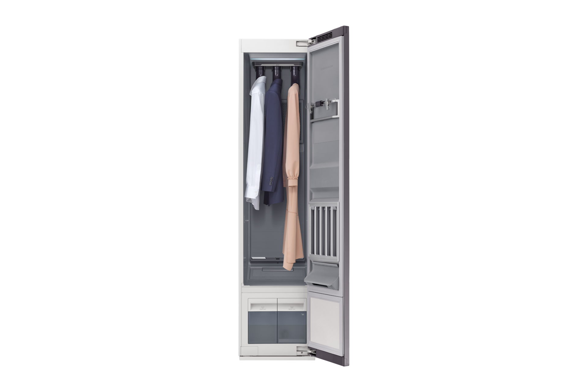 Tampilan depan Mesin Perawatan Kain Samsung AirDresser. Pintu terbuka untuk mengungkapkan kapasitas 3 jaket dan 3 celana panjang dari pengering pakaian dengan perawatan kerut.