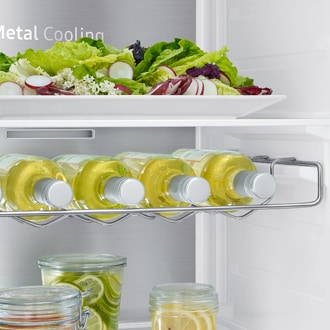 Samsung RS62 Side By Side All-Around Cooling Kulkas 700L (hitam) terlihat dari dalam. Dilengkapi dengan rak anggur untuk minuman Anda.