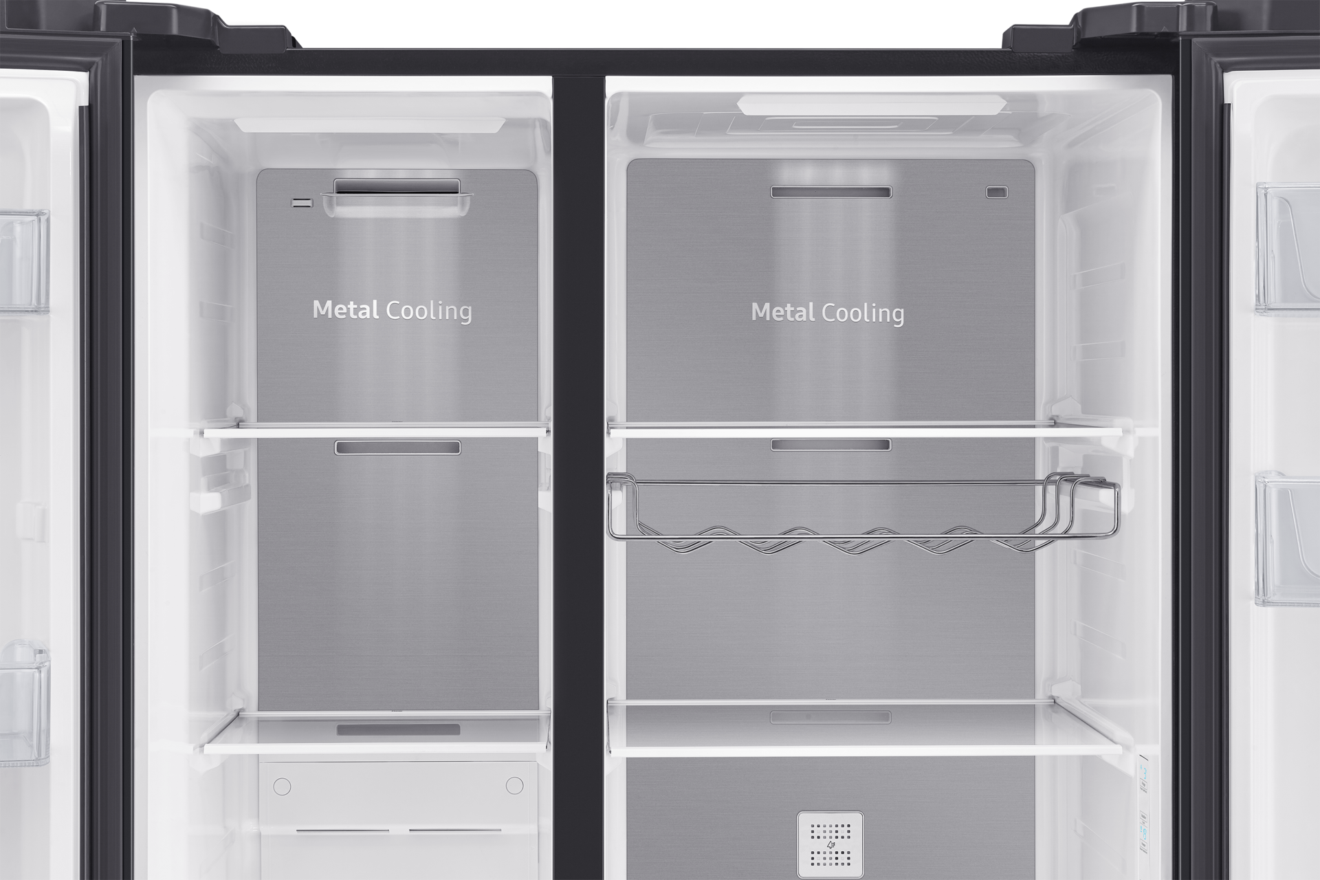 Samsung RS62R50412C Side By Side dengan All-Around Cooling, 700L (hitam) terlihat dari dalam. Dilengkapi dengan sistem pendingin logam untuk menjaga makanan dan minuman Anda lebih segar.