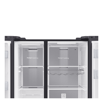 Samsung RS62R50412C Side By Side dengan All-Around Cooling, 700L (hitam) terlihat dari dalam. Dilengkapi dengan sistem pendingin logam untuk menjaga makanan dan minuman Anda lebih segar.