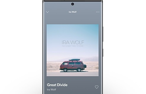 Galaxy Galaxy Note20 מציג את ממשק המשתמש הגרפי של Spotify.