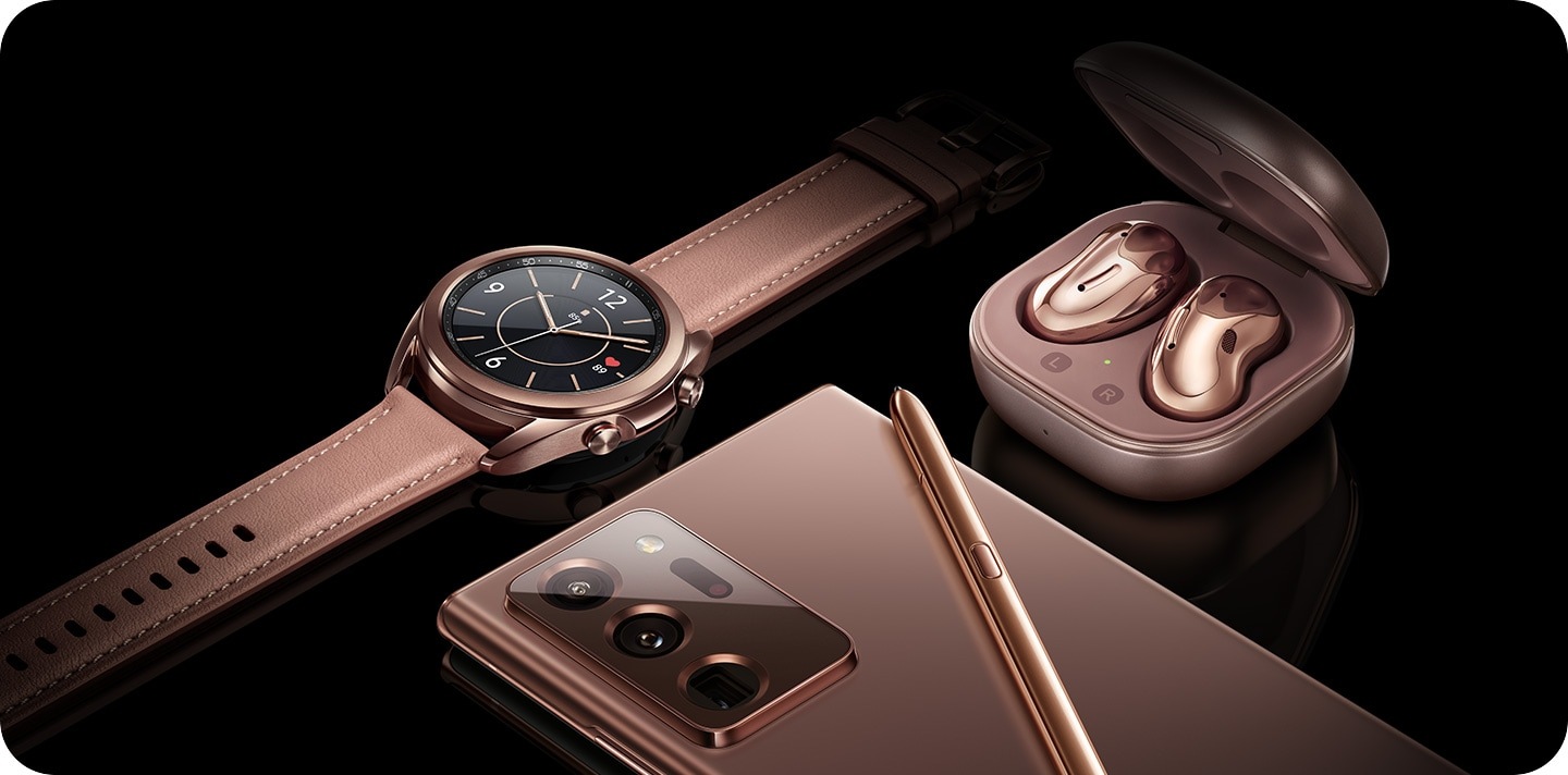 نمای روبرو از ساعت مچی Galaxy Watch3 در کنار Galaxy Buds Live و نمای پشتی از Galaxy Note20