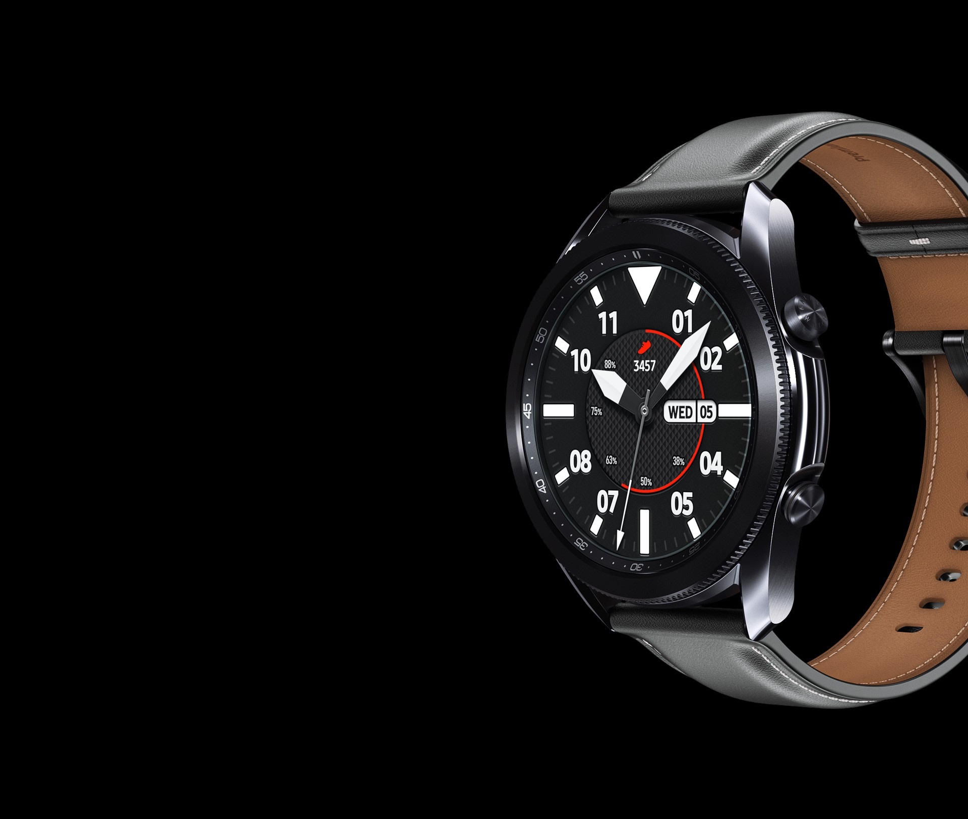 ساعت مچی Galaxy Watch3 اندازه ‏45 میلی‌متری به رنگ مشکی مات با یک صفحه ساعت مچی کلاسیک ورزشی. که از زاویه‌ای دیده می‌شود