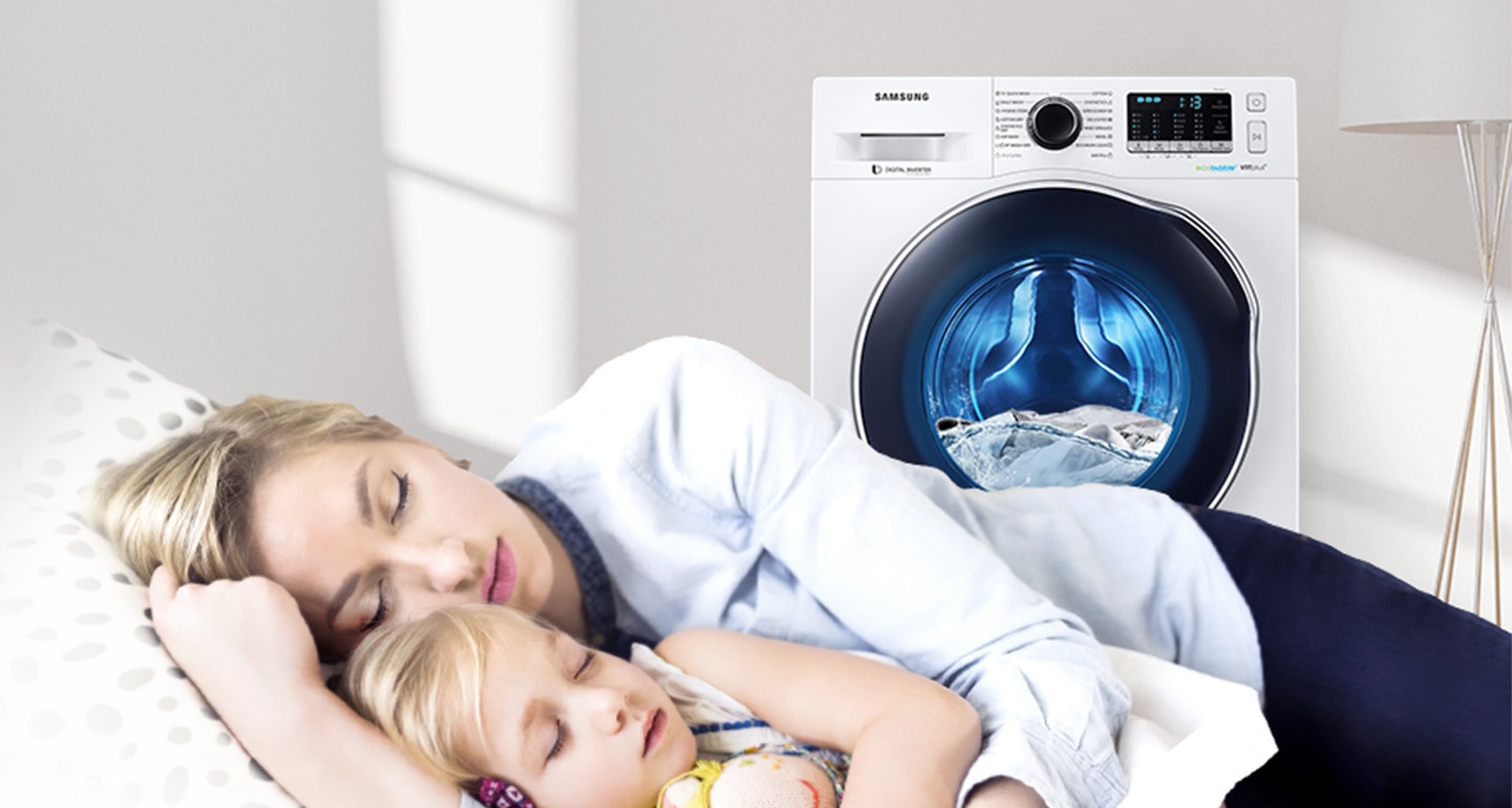 la lavatrice è in funzione mentre la mamma e il figlio dormono