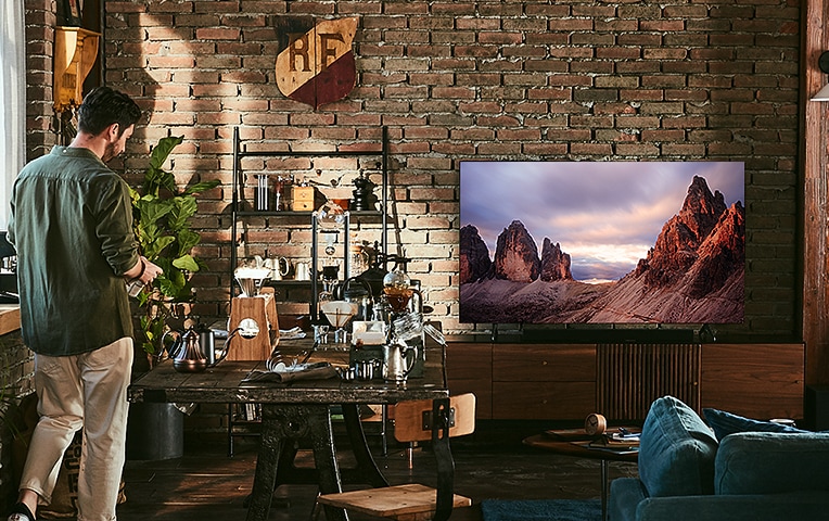 un uomo sta guardando il TV UHD 4K TU7070
