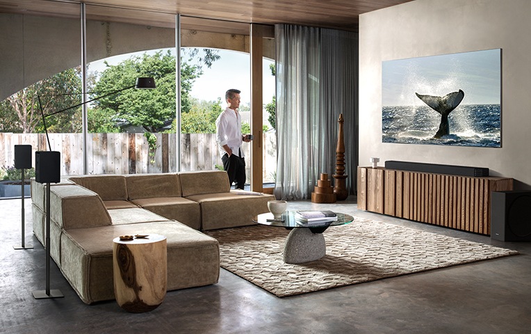 Set di soundbar posizionato sotto una TV
