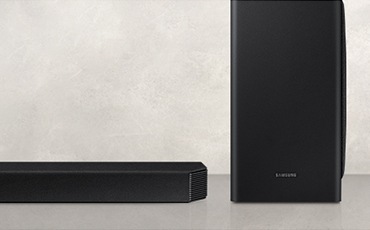 Set di soundbar posizionato sotto una TV