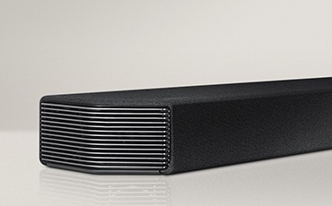 Set di soundbar posizionato sotto una TV