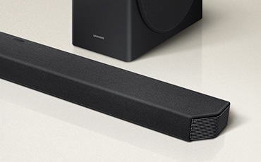 Set di soundbar posizionato sotto una TV