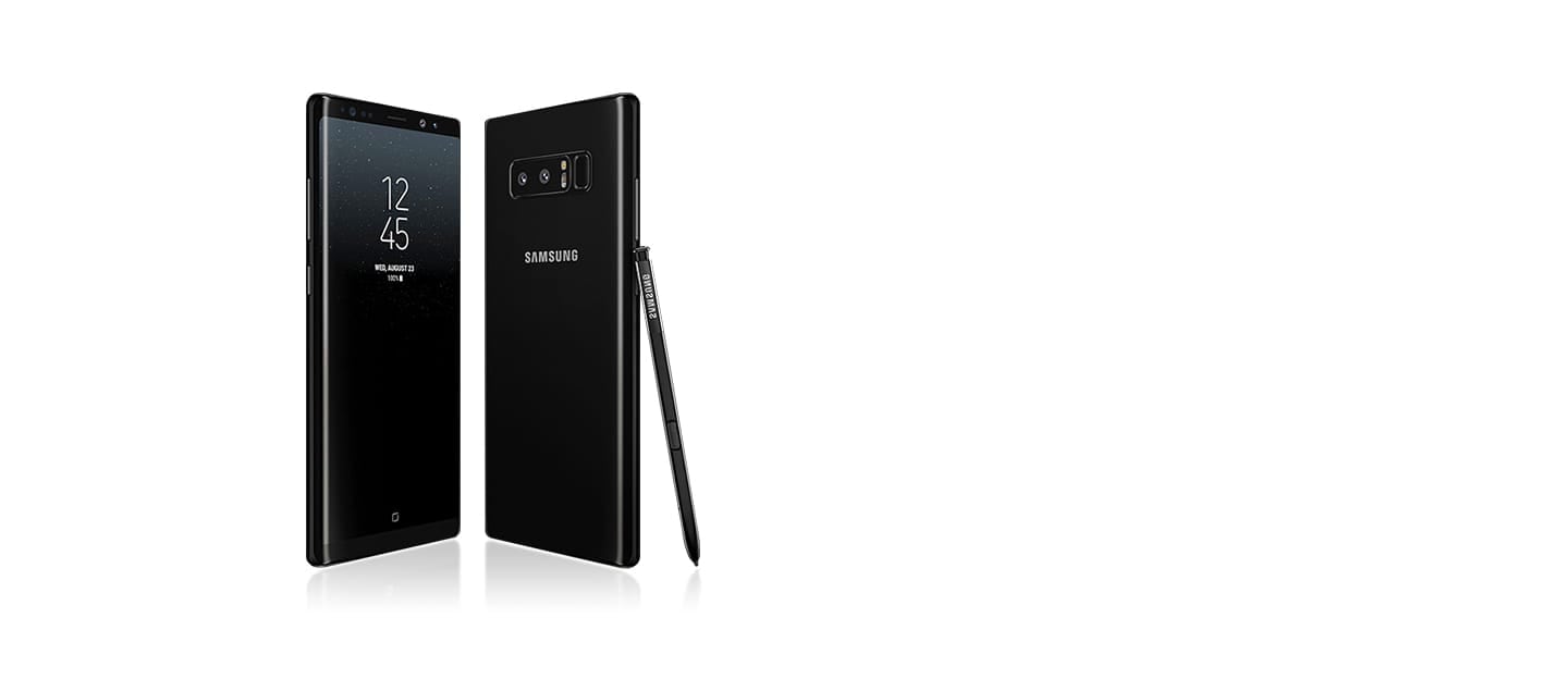 Deux téléphones Galaxy Note8, un vu de trois quarts du côté du bouton de volume avec AOD à l’écran, et l’autre vu de trois quarts de dos avec le S Pen posé contre