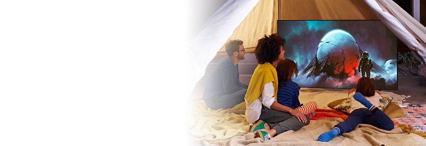 Un téléviseur grand écran placé sur le sol affiche un film sur le thème de l’espace avec les paramètres du téléviseur Samsung en Mode cinéma pour offrir une expérience cinématographique immersive dans le théâtre sombre et confortable du salon.