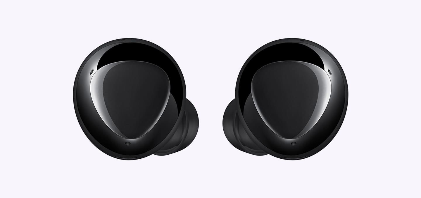 Un par de auriculares negros ampliados que muestran el diseño triangular en la superficie exterior.