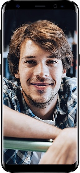 Faces of three different people being detected for face recognition on Galaxy S8 screen