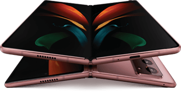 Twee opengevouwen Mystic Bronze Galaxy Z Fold2-apparaten die op elkaar zijn gestapeld om visueel een vlindervorm te symboliseren, met kleurrijke patronen op het scherm