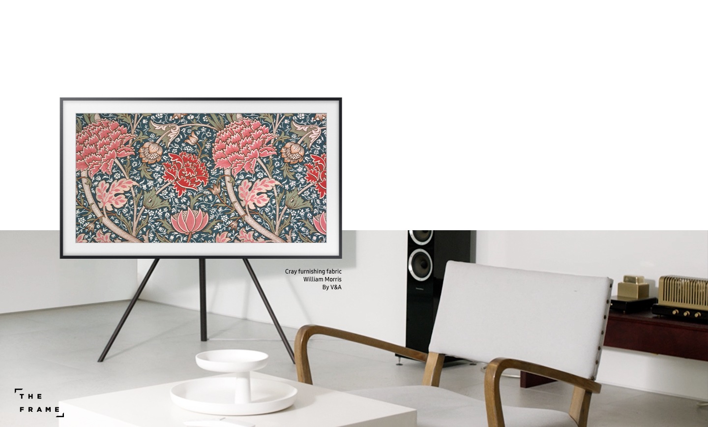 A televisão The Frame da Samsung exibe a obra de arte “Cray furnishing fabric” de William Morris, V&A. A televisão Frame decora todos os espaços, e pode ter várias funções onde for colocada.