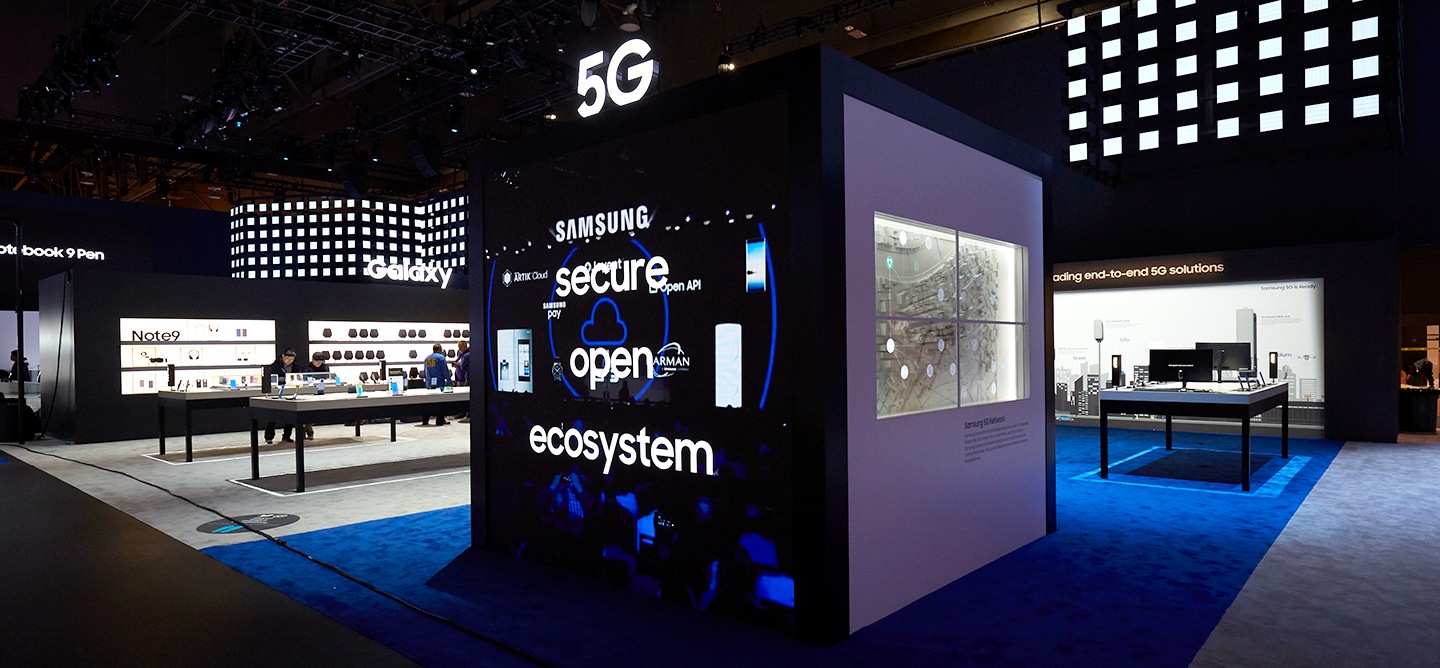 Os participantes exploram as possibilidades da integração 5G na área 5G dentro do estande da Samsung na CES 2019. A exibição do monumento 5G oferece aos participantes a oportunidade de aprender mais sobre o 5G.