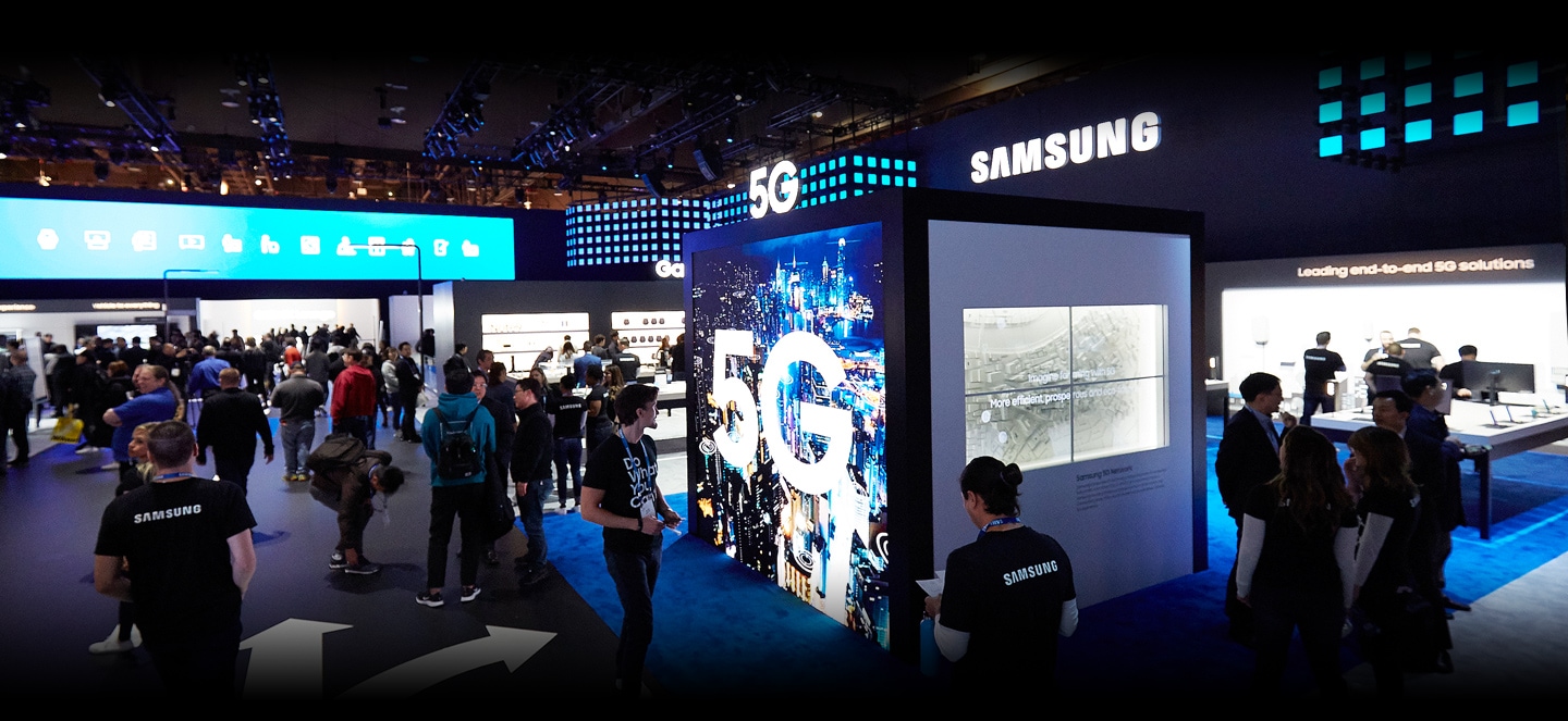 Vários participantes exploram os benefícios da integração 5G exibida na área 5G dentro do estande da Samsung na CES 2019.