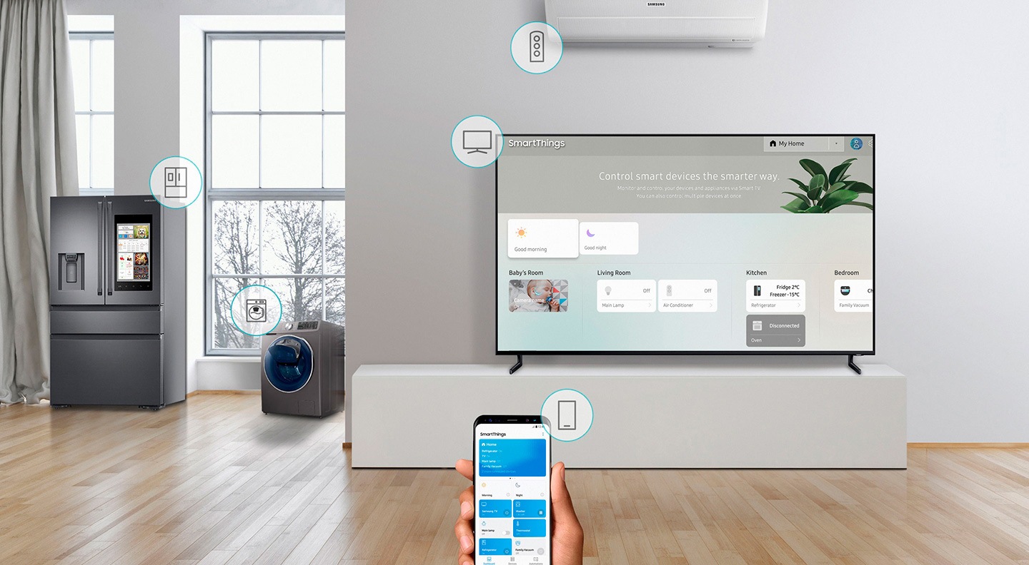 Imagem mostra uma pessoa com o smartphone na mão usando o app SmartThings e controlando todos os dispositivos Samsung da sua casa, entre eles a TV, a geladeira e a lavadora de roupas. 