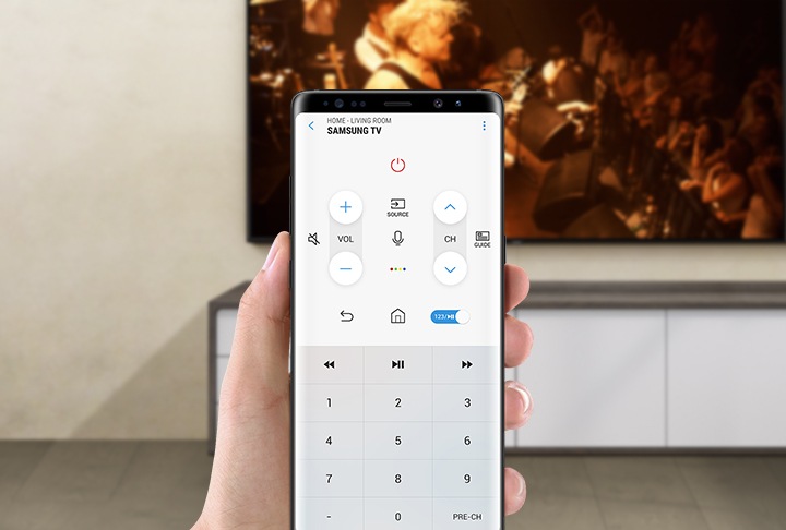 Página “REMOTE” (Remoto) do aplicativo SmartThings em um celular; interface de usuário remota da TV com botões de volume e canal e teclas numéricas.