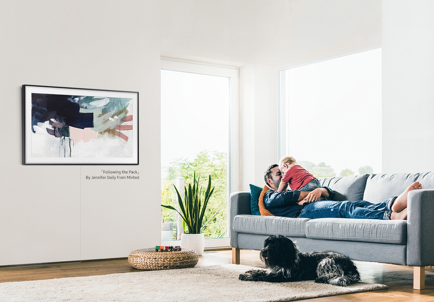 2020 The Frame TV, con un marco diseñado para parecerse a un marco de imagen real que se integra con la sala de estar.  La televisión muestra la pieza "Siguiendo a la manada" de Jennifer Daily.