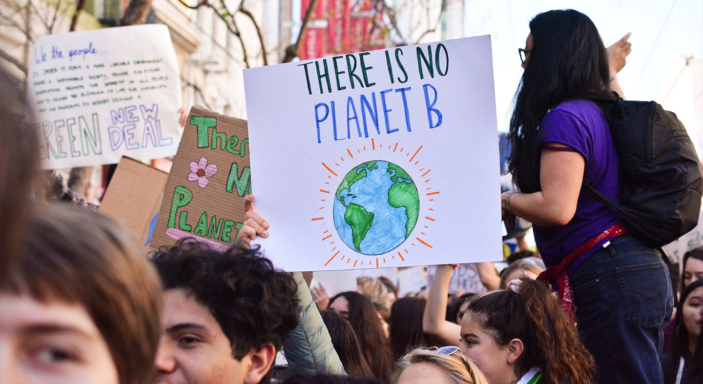 Protestanten halten ein Plakat mit der Aufschrift "Es gibt keinen Planet B"