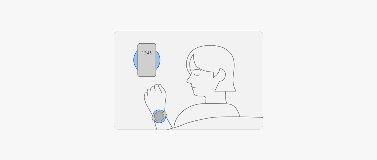 Se muestra una ilustración de una persona durmiendo de lado con un reloj inteligente. El reloj se muestra con un círculo azul atrás. El teléfono inteligente se muestra a un lado y colocado a la altura de la cabeza de la persona. La pantalla muestra la hora “12:45”. Detrás del teléfono inteligente aparece un círculo azul que indica que el reloj está conectado al teléfono.