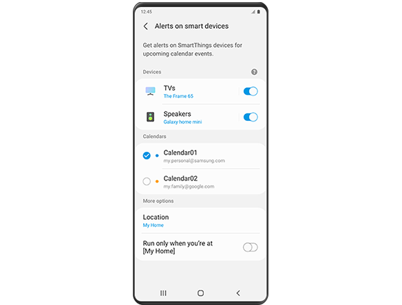 La pantalla de un teléfono inteligente Galaxy que muestra la página de configuración “Alertas en dispositivos inteligentes”. En los menús “Dispositivos”, “TV” y “Altavoces” se muestra que tanto el televisor como los altavoces están habilitados. Debajo de “Dispositivos”, el menú “Calendarios” ofrece opciones de configuración para el Calendario 1 y el Calendario 2. Solo el Calendario 1 está habilitado. En “Calendarios”, se muestra “Más opciones”, incluidas las opciones “Ubicación” y “Ejecutar solo cuando está en [Mi casa]”.
