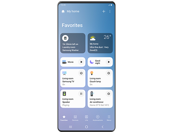 Una pantalla de Galaxy muestra la interfaz gráfica de usuario de SmartThings con varios dispositivos inteligentes del hogar conectados, su estado y otras rutinas que podrían configurarse, como “Película” y “Buenas noches”.