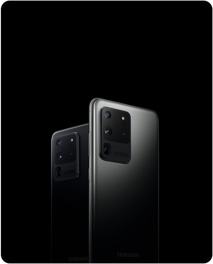 Dos teléfonos Galaxy S20 Ultra, uno negro cósmico y el otro gris cósmico, vistos desde atrás en ángulos de tres cuartos