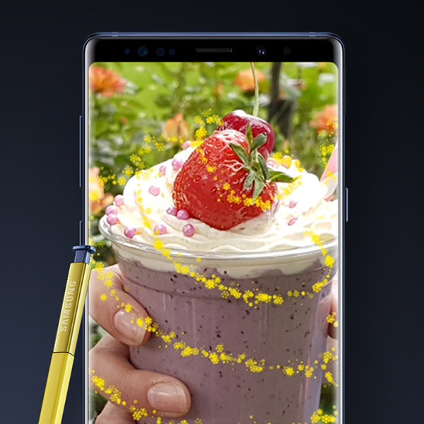 Fotografía de un batido con crema en la pantalla del Galaxy Note9 con un S Pen.