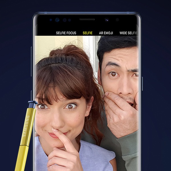 Una selfie de un hombre y una mujer en la pantalla de un Galaxy Note9 con un S Pen.