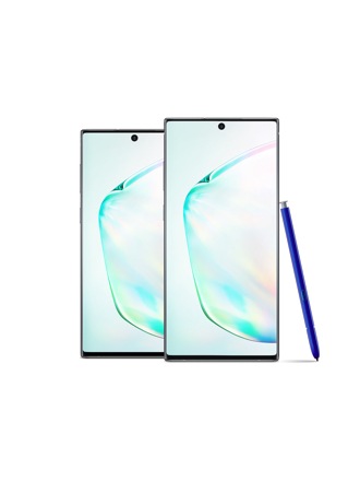 Toma frontal de un Galaxy Note10 en posición vertical y un Galaxy Note10+ superpuestos con un S Pen apoyado sobre un lado