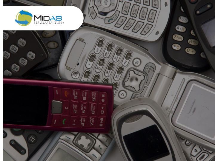 Muchos teléfonos juntos dispuestos para ser reciclados