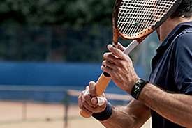Vista en miniatura de una persona usando el Gear Fit2 Pro mientras juega tenis