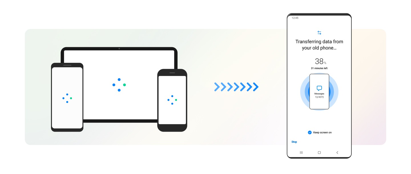 Vlevo je chytrý telefon Galaxy, tablet Galaxy, a iPhone ukazující symbol načítání na svých obrazovkách. Šipky směřující k novému zařízení Galaxy vpravo ukazují, že se data přenáší. Rozhraní zařízení Galaxy zobrazuje kopírování dat ze starého zařízení pomocí aplikace Smart Switch, s průběhem naznačeným ve zbývajících procentech a minutách.