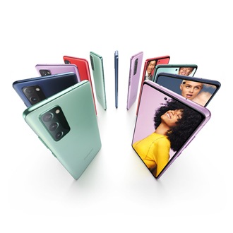 Elleve Galaxy S20 FE-telefoner står oprejst i en cirkel og skifter mellem Cloud Navy, Cloud Red, Cloud Lavender og Cloud Mint. Nogle ses bagfra, og nogle ses forfra med billeder af mennesker på skærmen. Hver person har en farvet baggrund, som matcher farven på telefonen.
