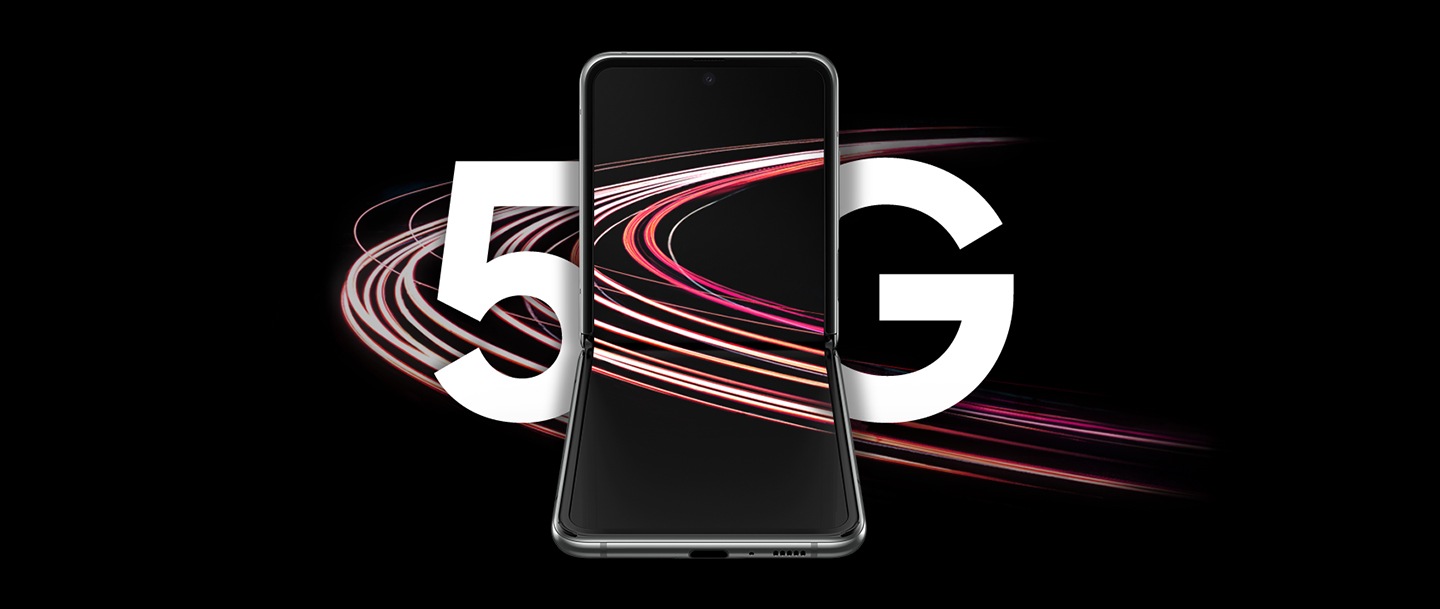 Galaxy Z Flip 5G set forfra, tilbagelænet i udfoldet tilstand. På hver side af telefonen står der 5G, og på skærmen og i baggrunden ses lysspor, der demonstrerer det superhurtige 5G.