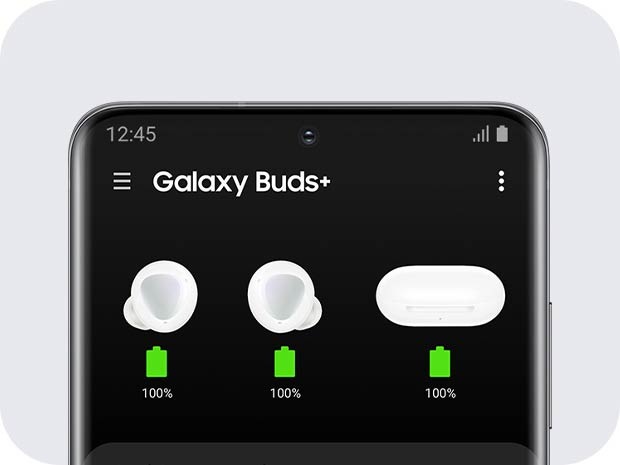 هاتف Galaxy يعرض واجهة المستخدم الرسومية لعمر بطارية سماعات الأذن وحقيبة الشحنبطريقة مناسبةعلى الشاشة.