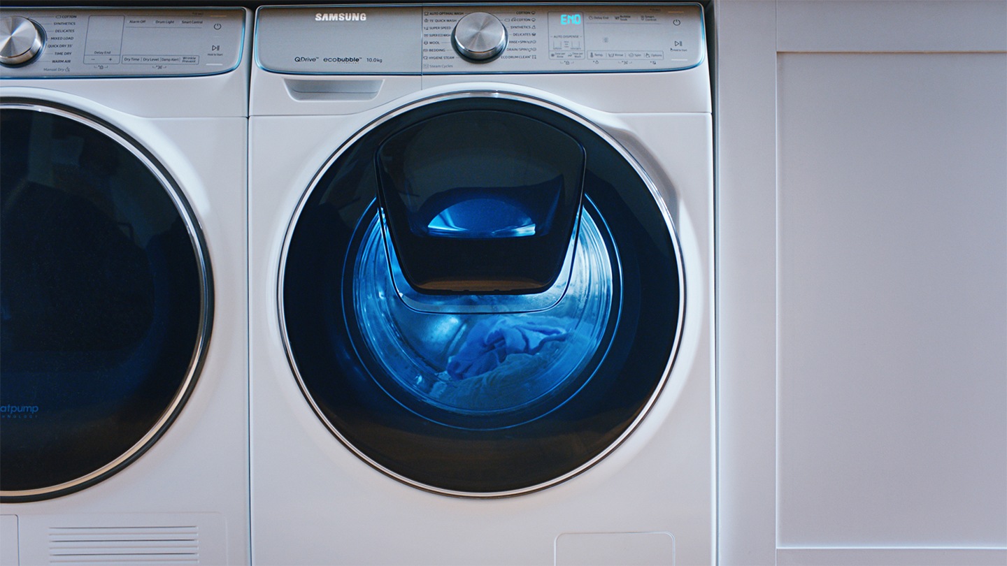 Tässä videossa näytetään, miten nopea QuickDrive-pesukoneen kaksoisrumpu on – tekniikan avulla pesuajan voi puolittaa laadusta tinkimättä.