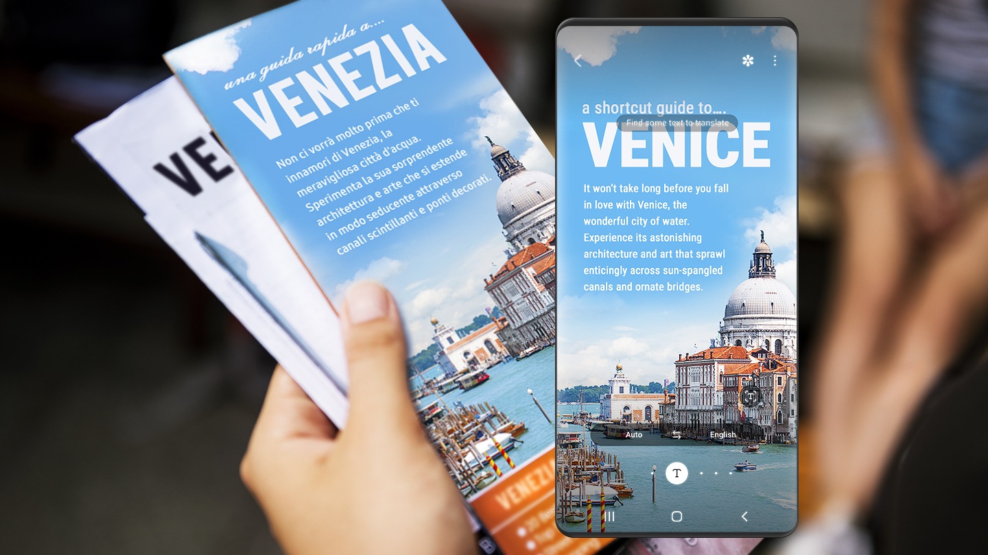 Une brochure touristique rédigée en italien, tenue de la main gauche. Cette image est superposée à celle de l’écran Bixby Vision affichant la traduction en anglais de la brochure.